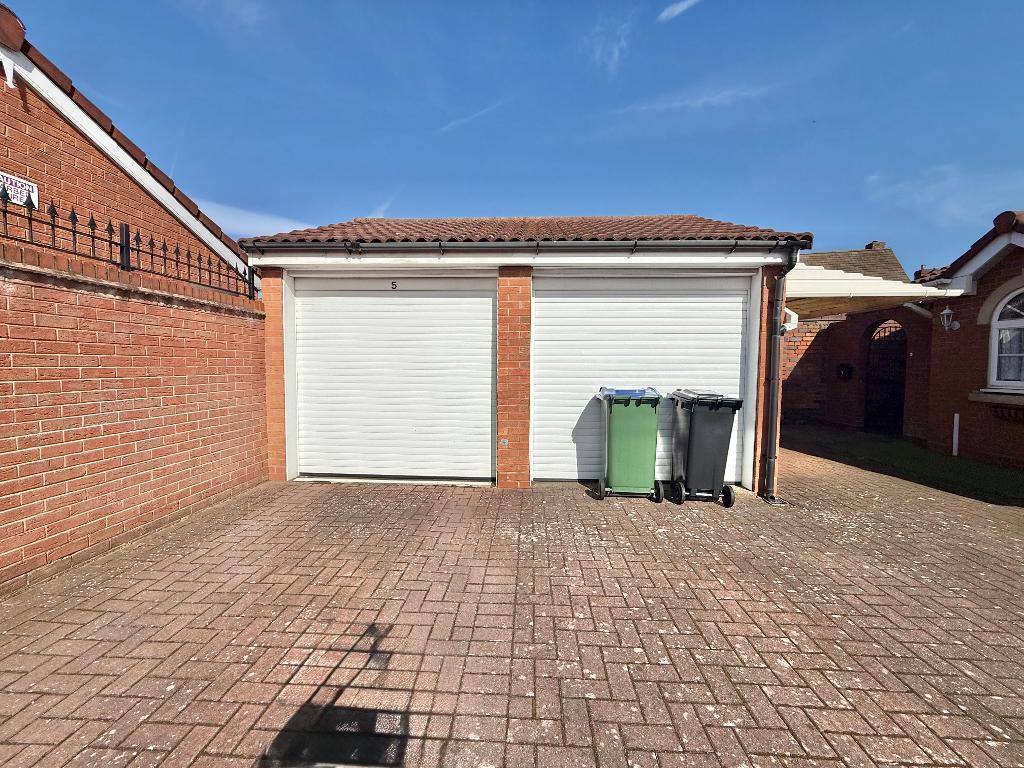 2 Bedroom Bungalow for Sale in West Bromwich, B71 4DY