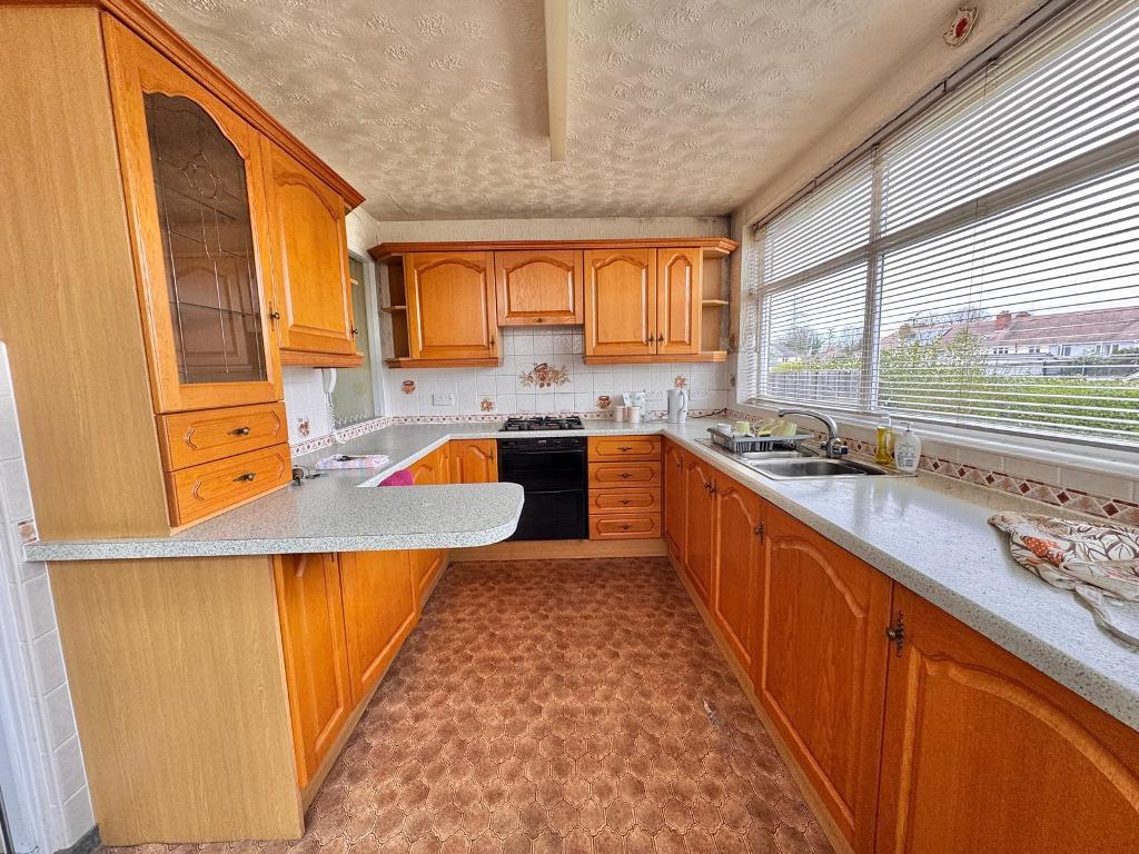 2 Bedroom Semi-Detached for Sale in West Bromwich, B71 2ET