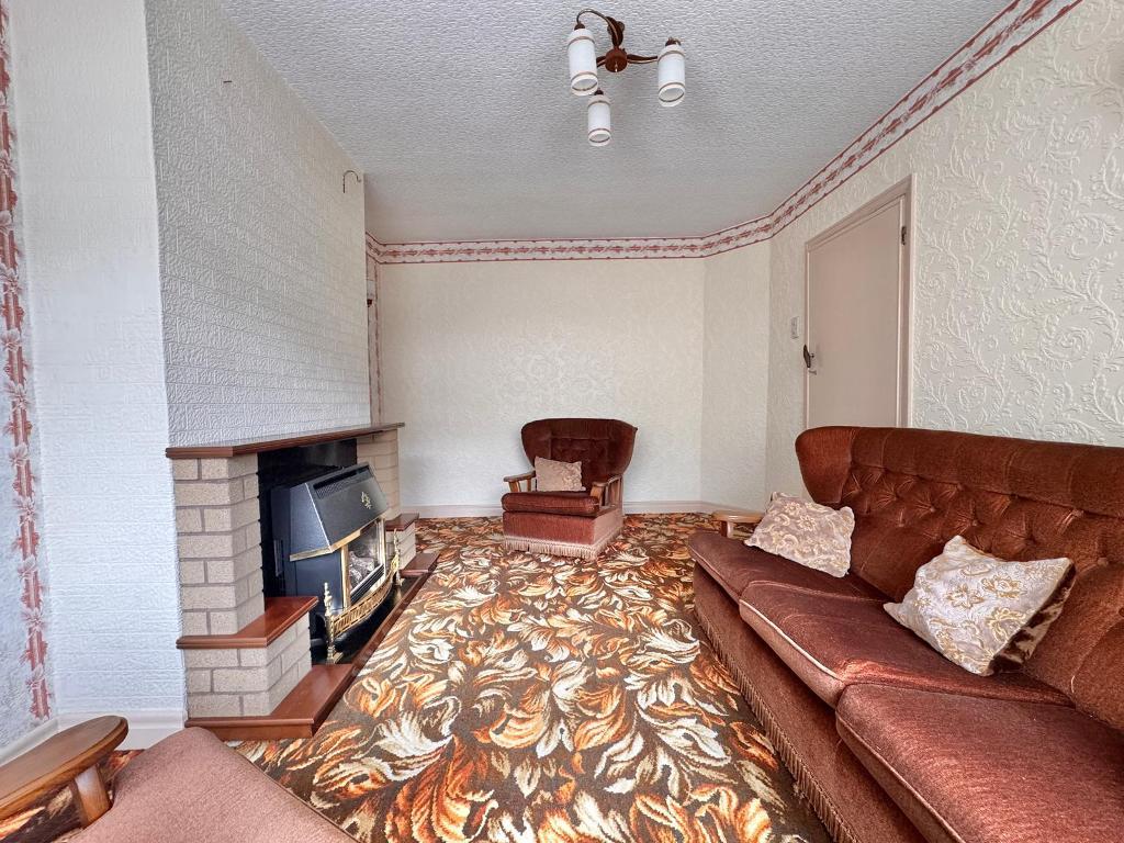 2 Bedroom Semi-Detached for Sale in West Bromwich, B71 2ET