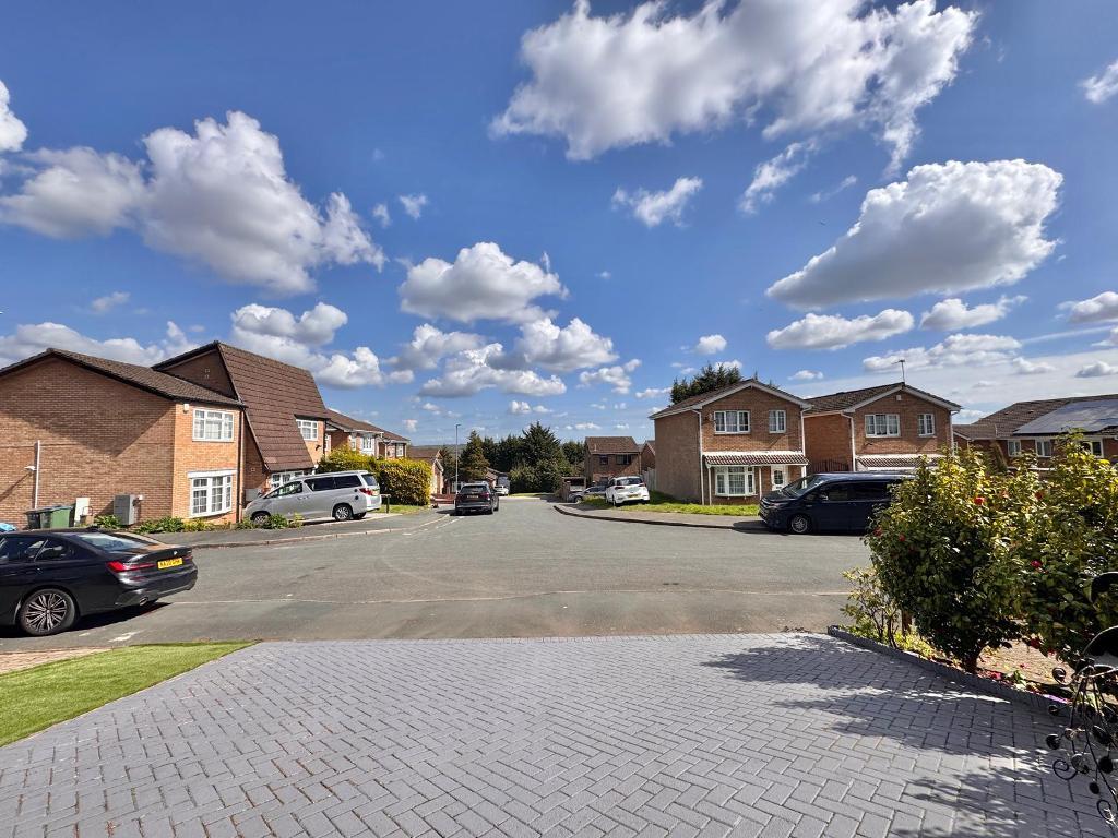 3 Bedroom Link Detached for Sale in West Bromwich, B70 6TY