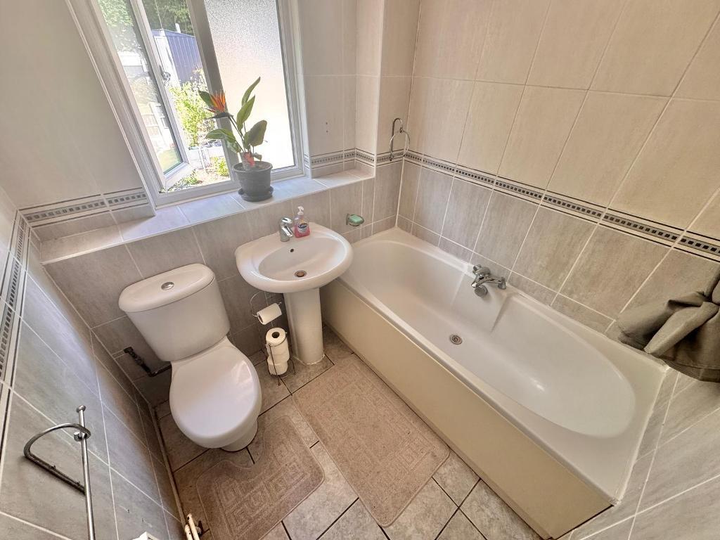 3 Bedroom Link Detached for Sale in West Bromwich, B70 6TY