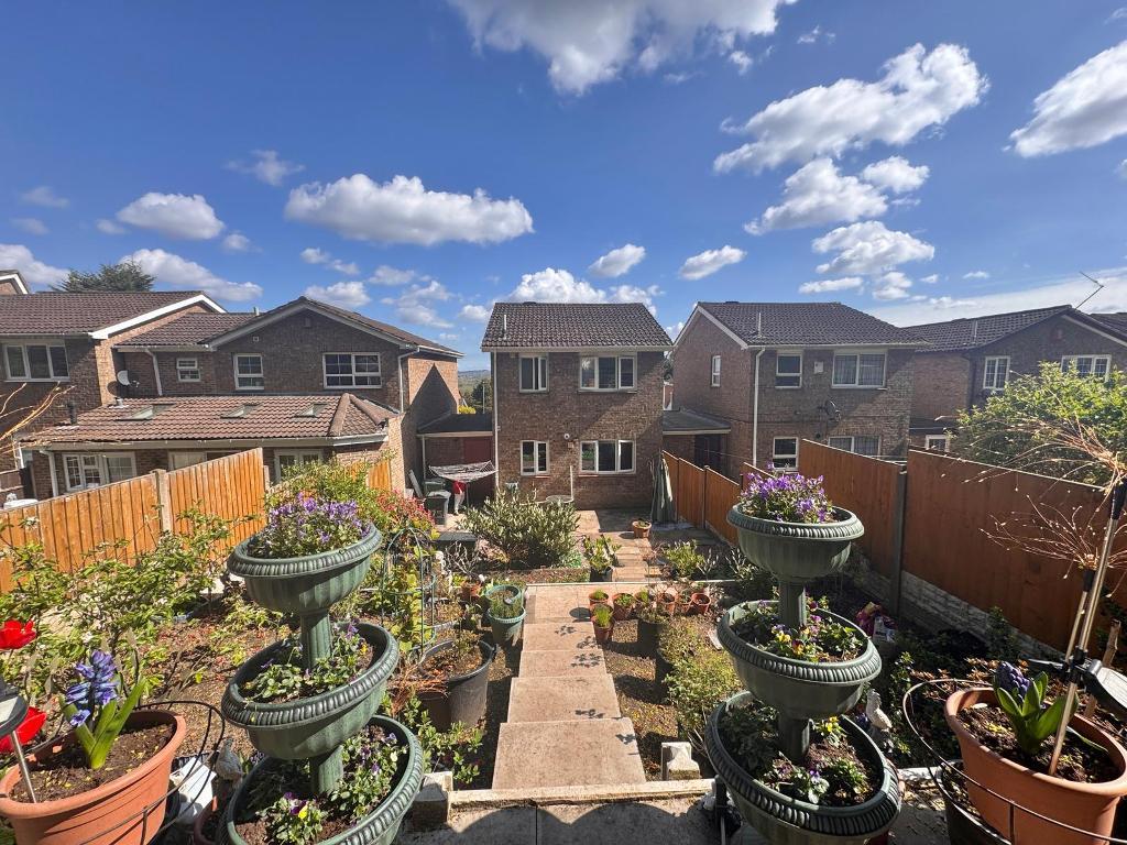 3 Bedroom Link Detached for Sale in West Bromwich, B70 6TY