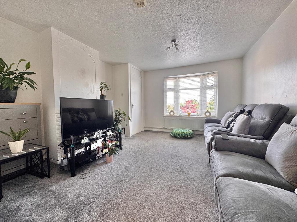 3 Bedroom Link Detached for Sale in West Bromwich, B70 6TY