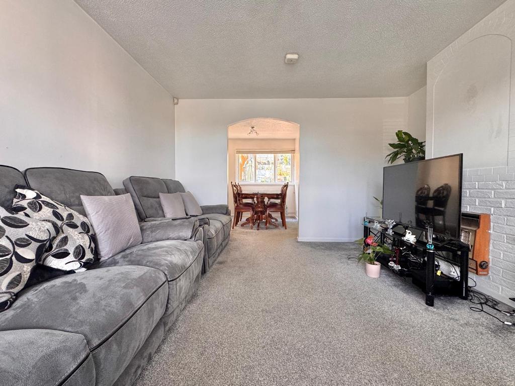 3 Bedroom Link Detached for Sale in West Bromwich, B70 6TY