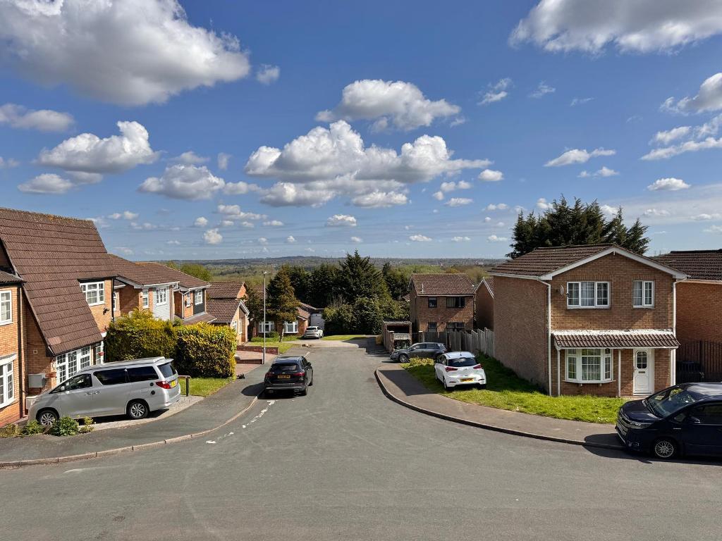 3 Bedroom Link Detached for Sale in West Bromwich, B70 6TY