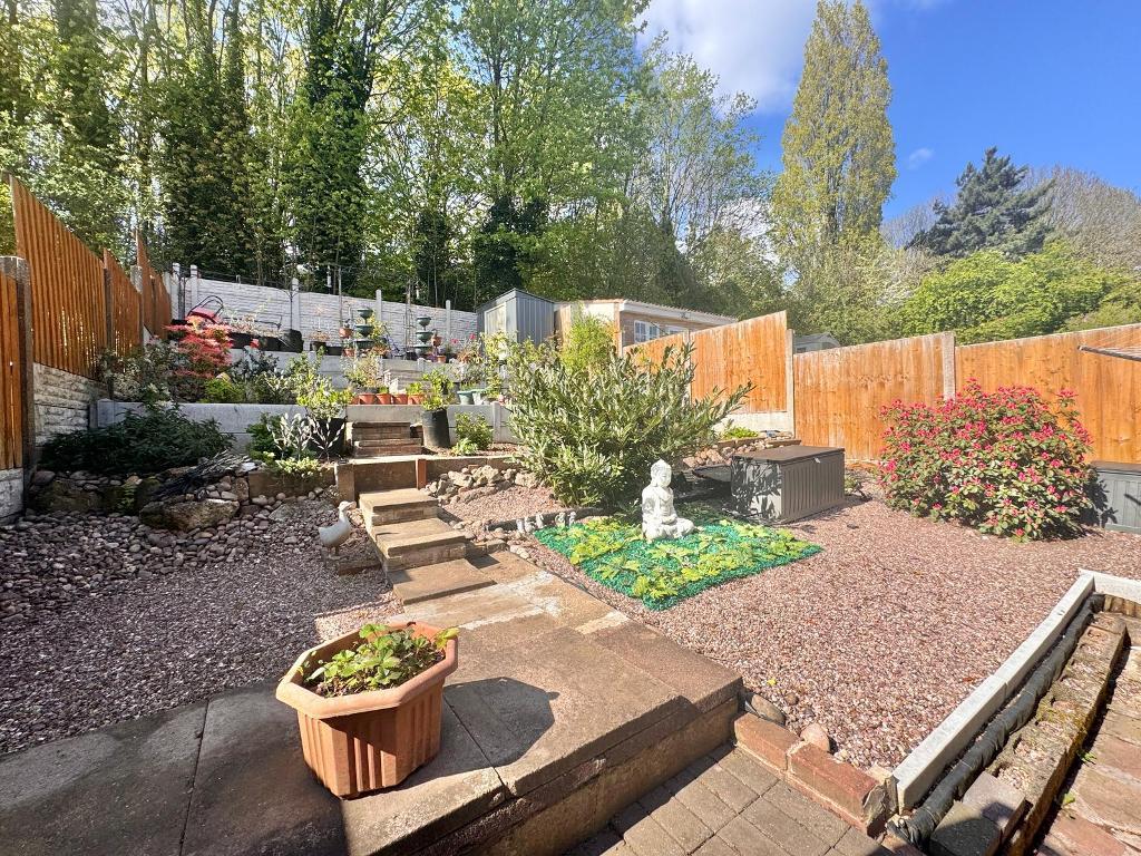 3 Bedroom Link Detached for Sale in West Bromwich, B70 6TY