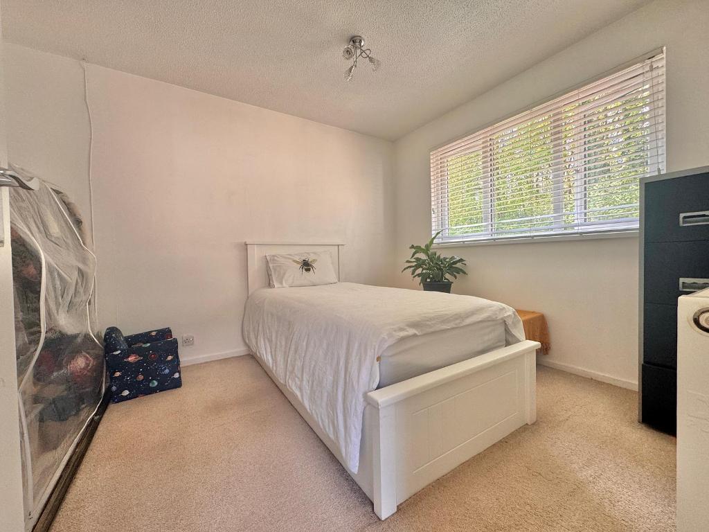 3 Bedroom Link Detached for Sale in West Bromwich, B70 6TY