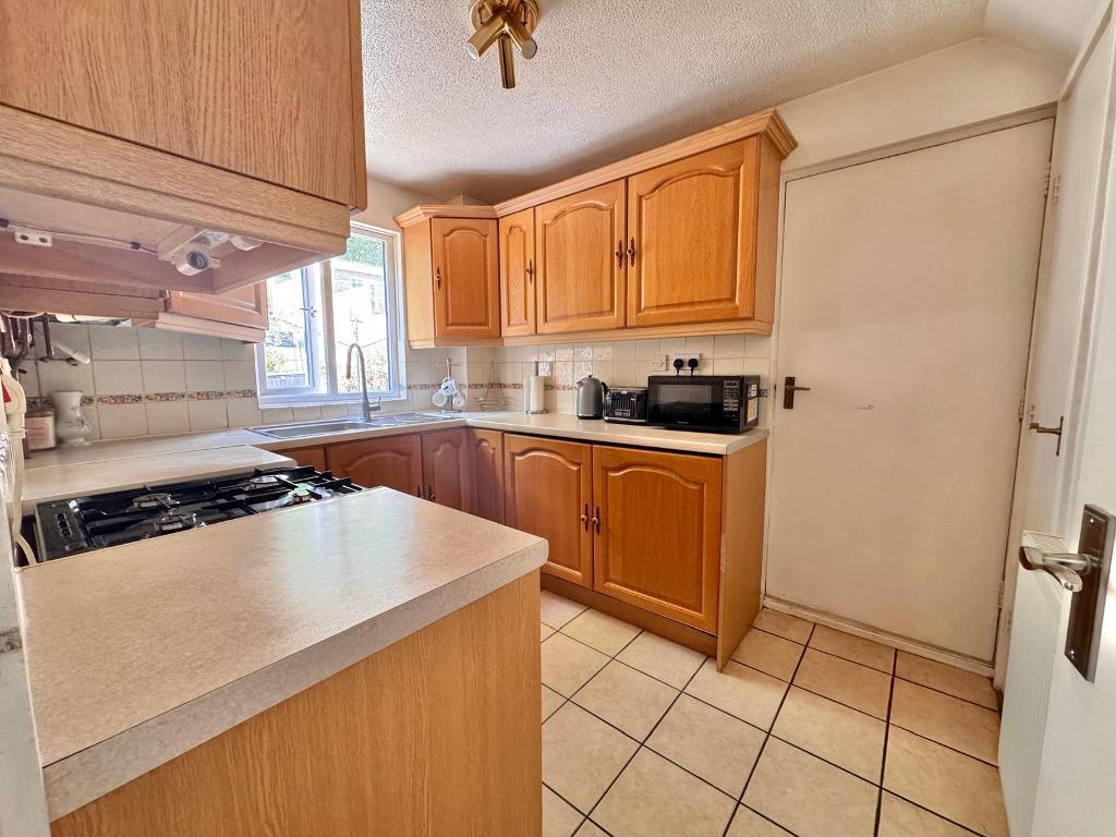 3 Bedroom Link Detached for Sale in West Bromwich, B70 6TY