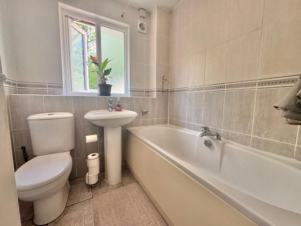 3 Bedroom Link Detached for Sale in West Bromwich, B70 6TY