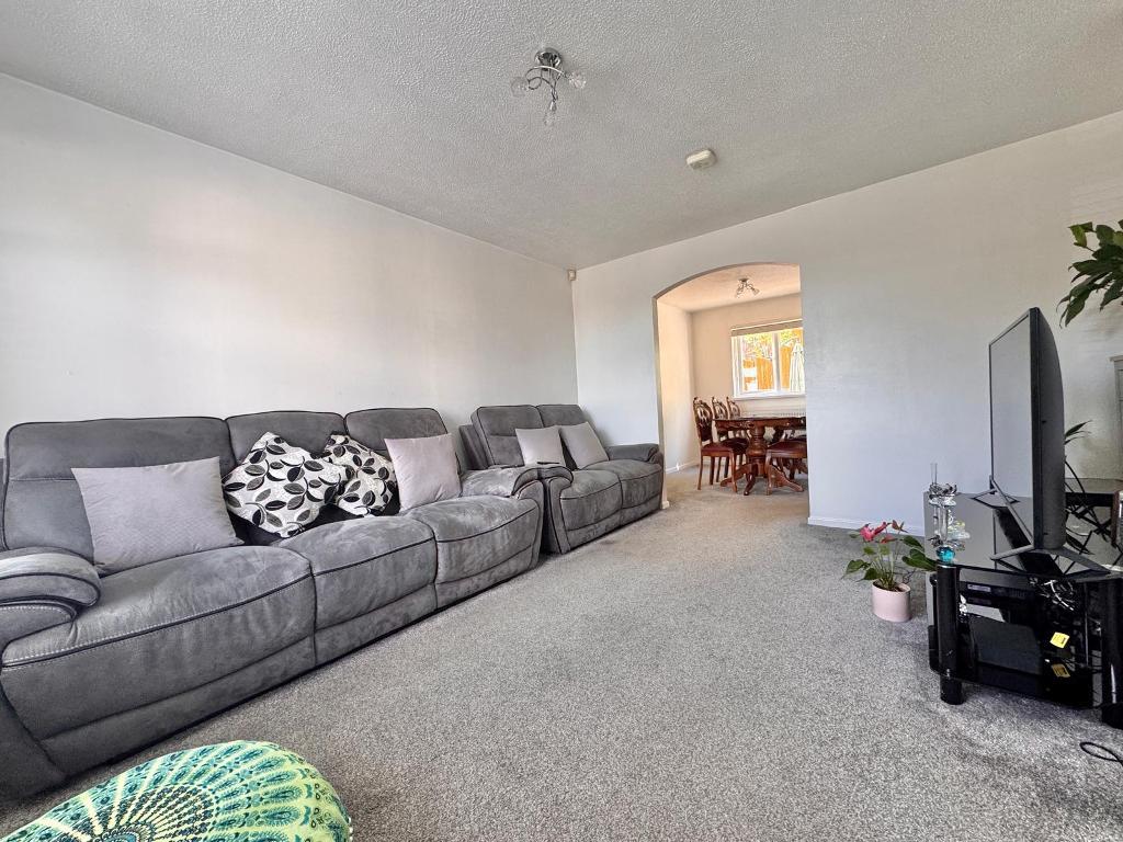 3 Bedroom Link Detached for Sale in West Bromwich, B70 6TY