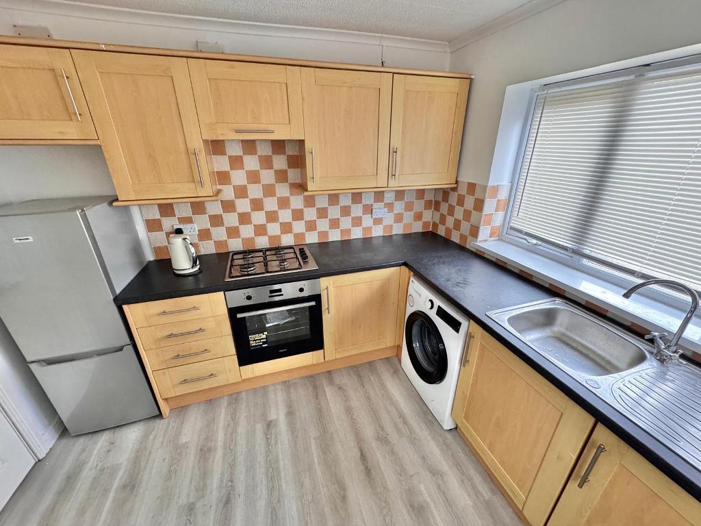 3 Bedroom Semi-Detached to Rent in West Bromwich, B71 3LT