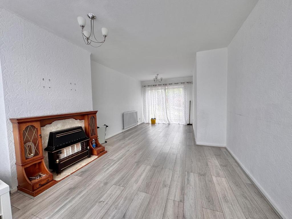 3 Bedroom Semi-Detached to Rent in West Bromwich, B71 3LT