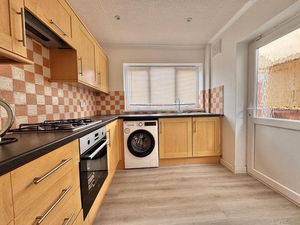 3 Bedroom Semi-Detached to Rent in West Bromwich, B71 3LT