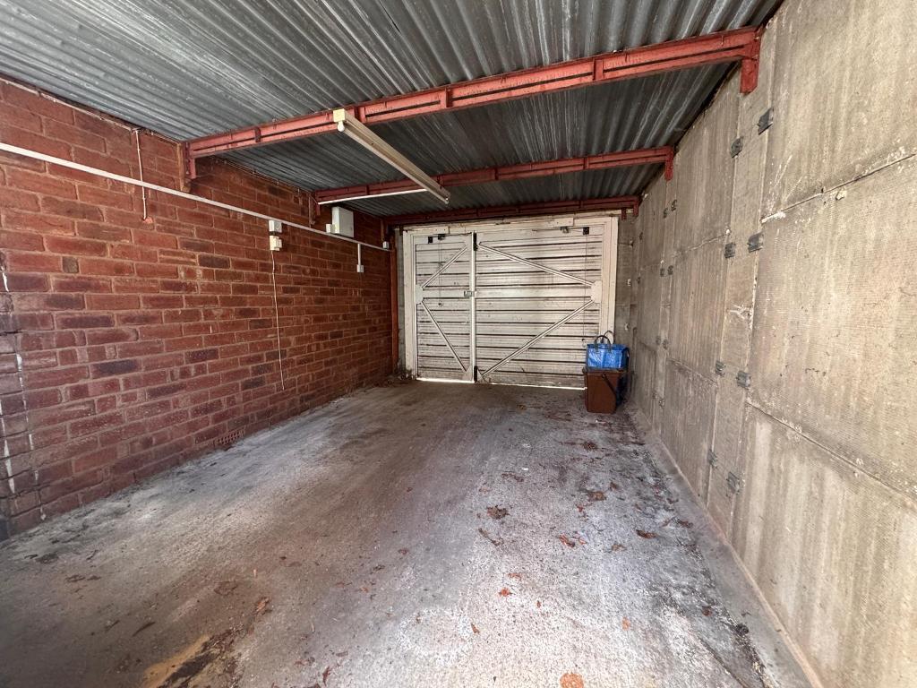 3 Bedroom Semi-Detached for Sale in West Bromwich, B71 3AB