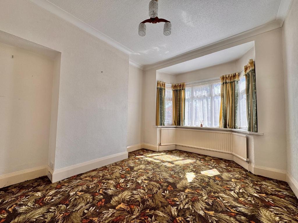 3 Bedroom Semi-Detached for Sale in West Bromwich, B71 3AB