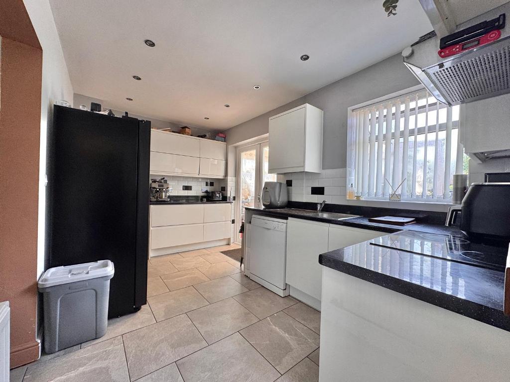 3 Bedroom Semi-Detached for Sale in Walsall, WS5 4NB