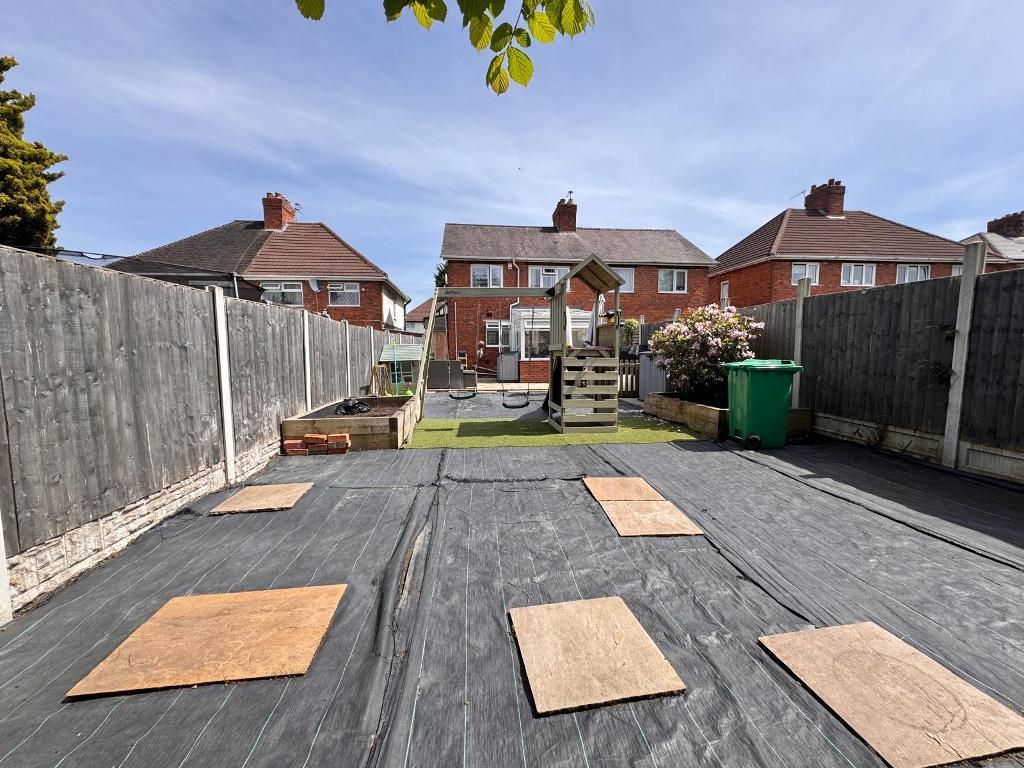 3 Bedroom Semi-Detached for Sale in Walsall, WS5 4NB