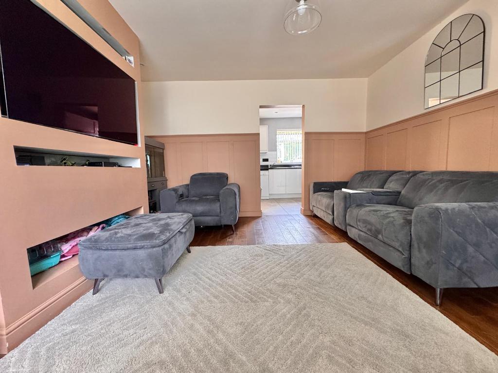 3 Bedroom Semi-Detached for Sale in Walsall, WS5 4NB