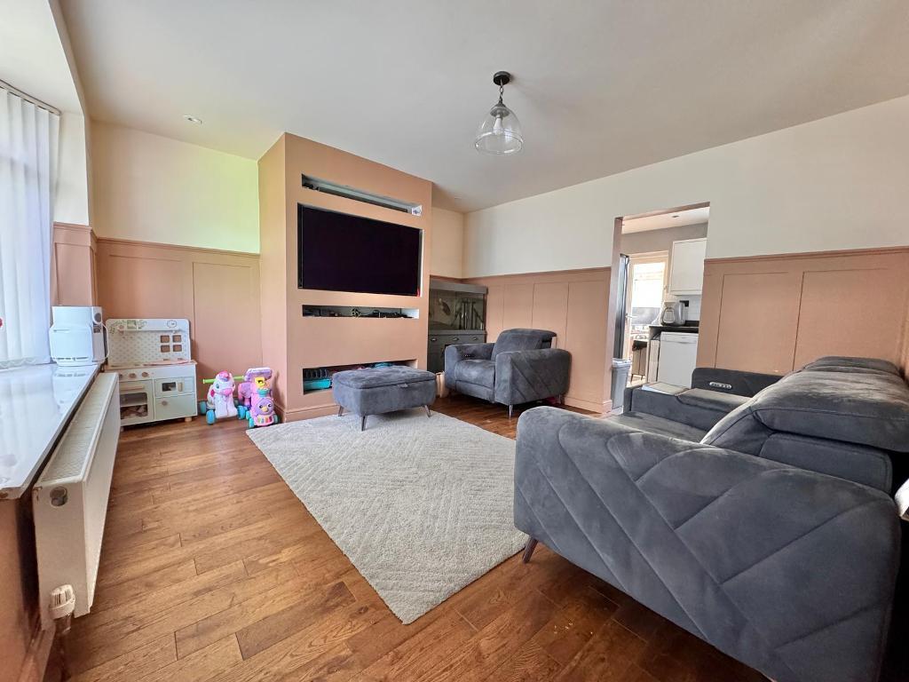 3 Bedroom Semi-Detached for Sale in Walsall, WS5 4NB