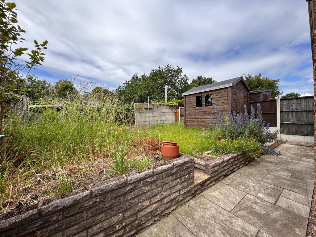 3 Bedroom Detached for Sale in West Bromwich, B71 3QG