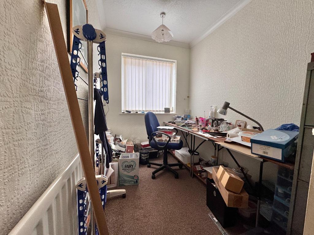 3 Bedroom Detached for Sale in West Bromwich, B71 3QG