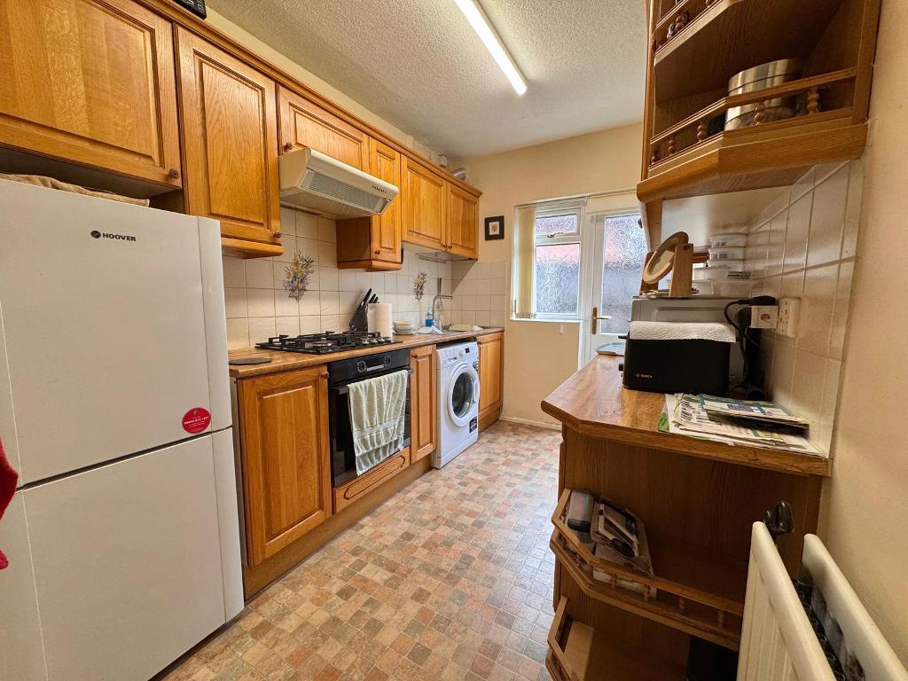 3 Bedroom Detached for Sale in West Bromwich, B71 3QG