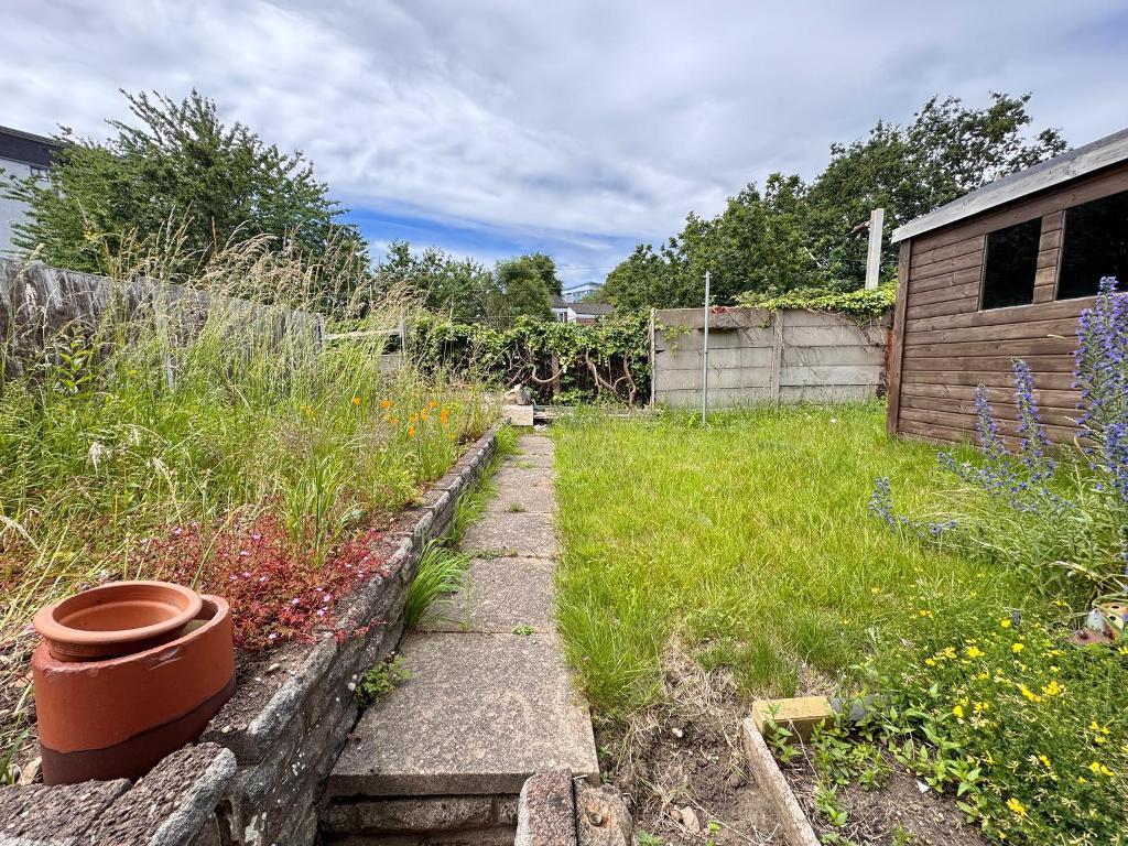 3 Bedroom Detached for Sale in West Bromwich, B71 3QG