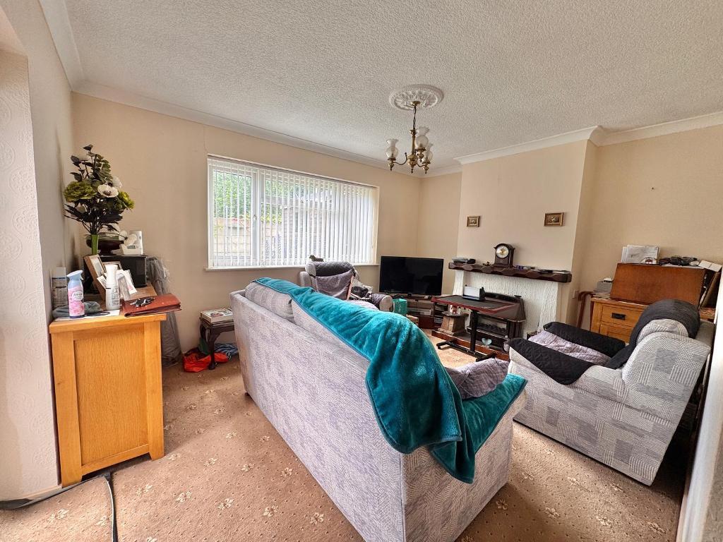 3 Bedroom Detached for Sale in West Bromwich, B71 3QG
