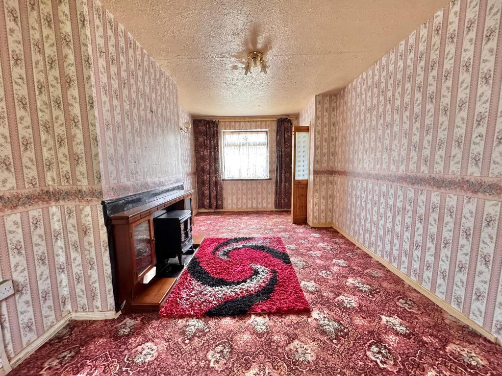3 Bedroom Semi-Detached for Sale in West Bromwich, B71 2AW