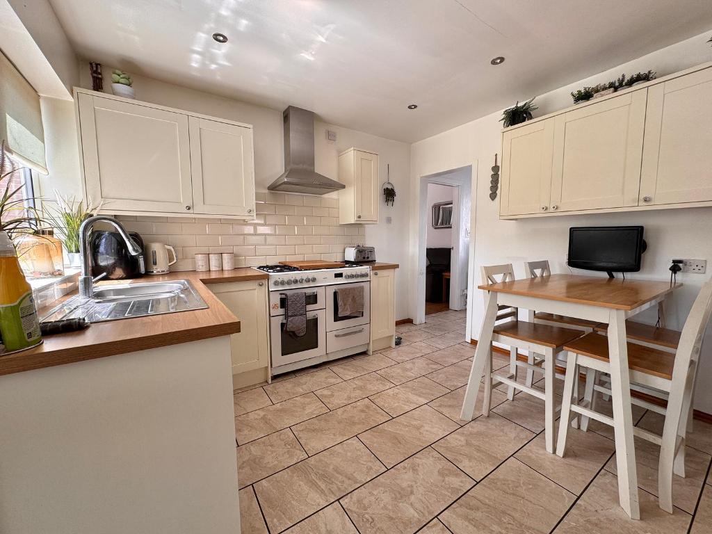 3 Bedroom Semi-Detached for Sale in Wednesbury, WS10 9BX