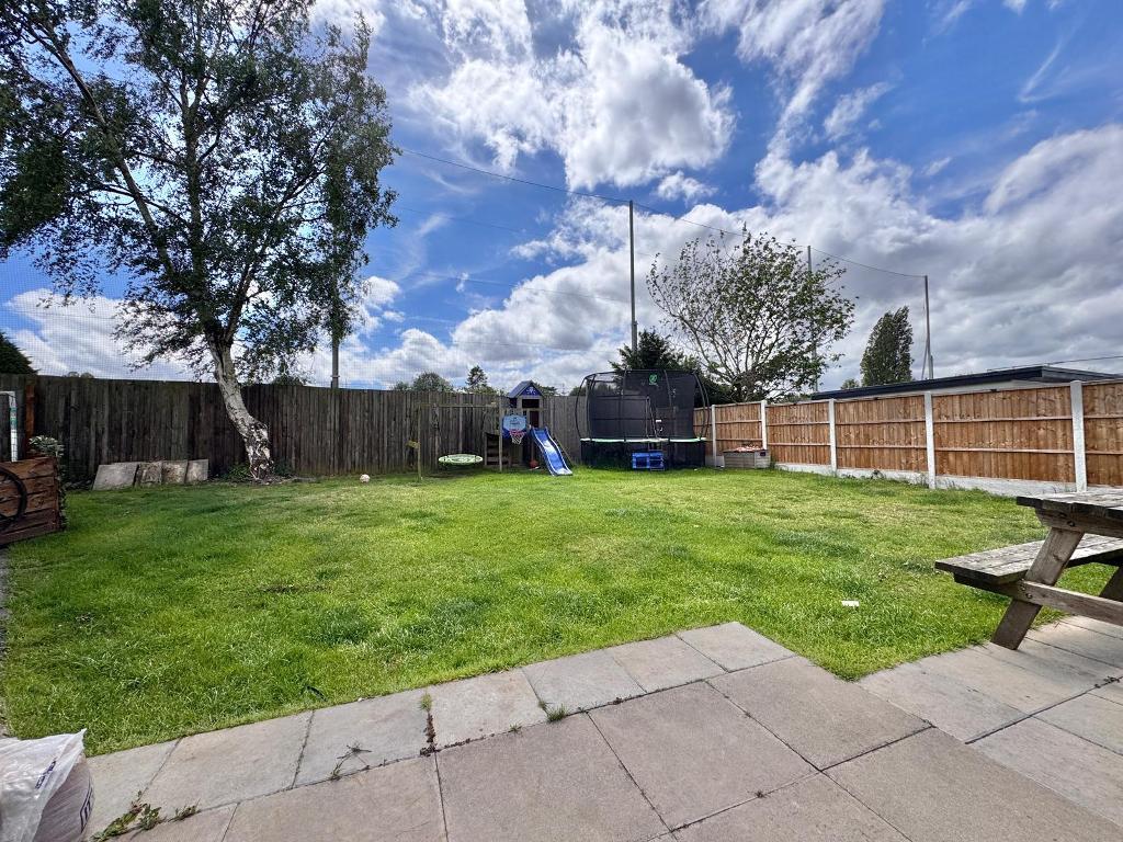 3 Bedroom Semi-Detached for Sale in Wednesbury, WS10 9BX