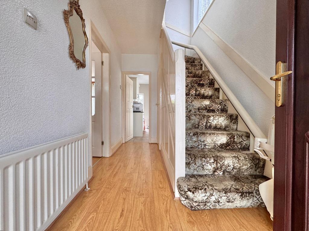 3 Bedroom Semi-Detached for Sale in West Bromwich, B71 2QQ