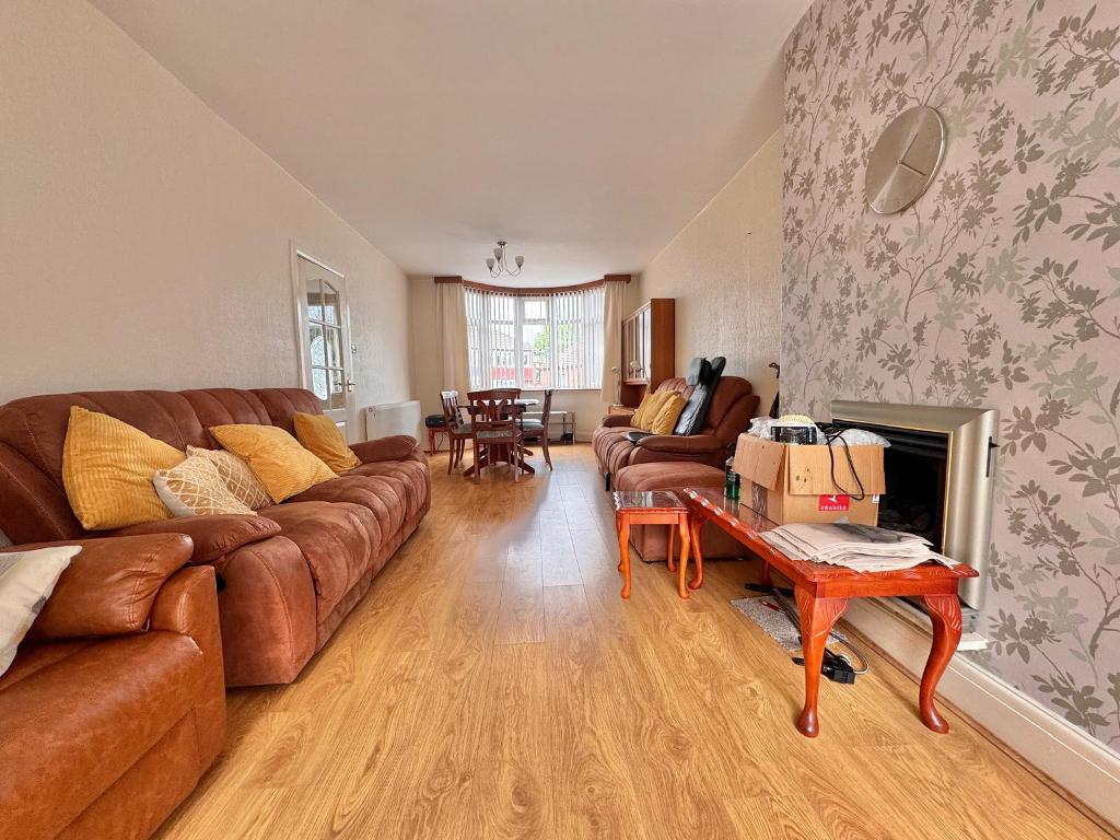3 Bedroom Semi-Detached for Sale in West Bromwich, B71 2QQ