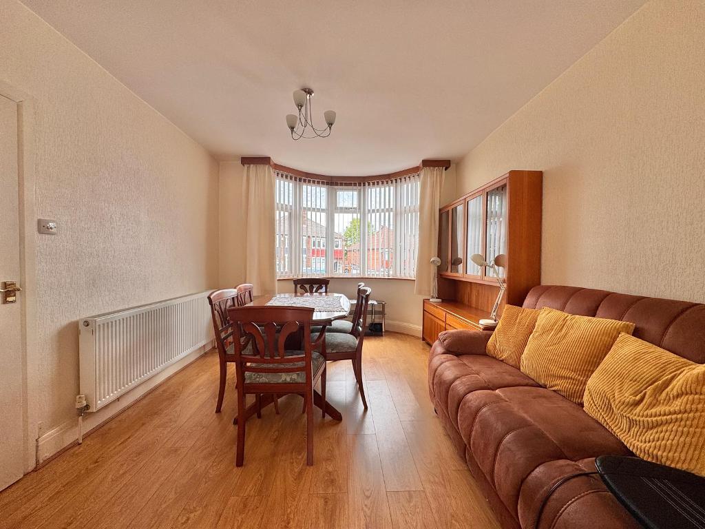 3 Bedroom Semi-Detached for Sale in West Bromwich, B71 2QQ
