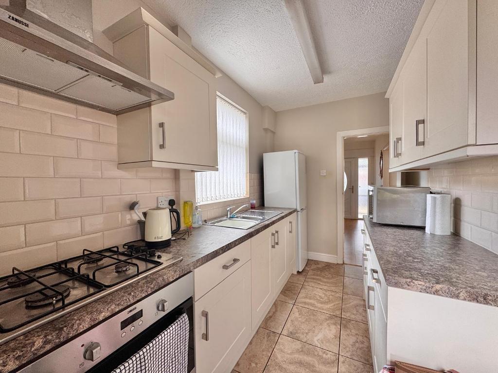 3 Bedroom Semi-Detached for Sale in West Bromwich, B71 2QQ