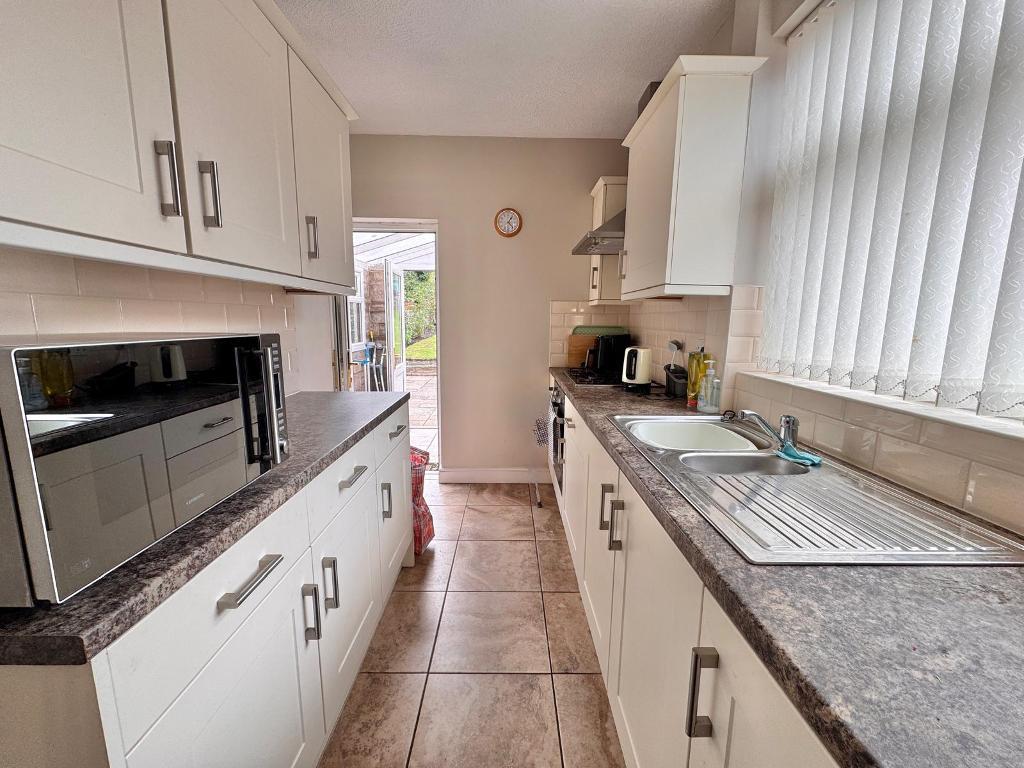 3 Bedroom Semi-Detached for Sale in West Bromwich, B71 2QQ