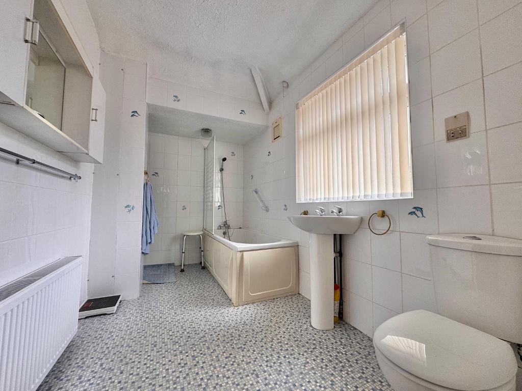 3 Bedroom Semi-Detached for Sale in West Bromwich, B71 2QQ