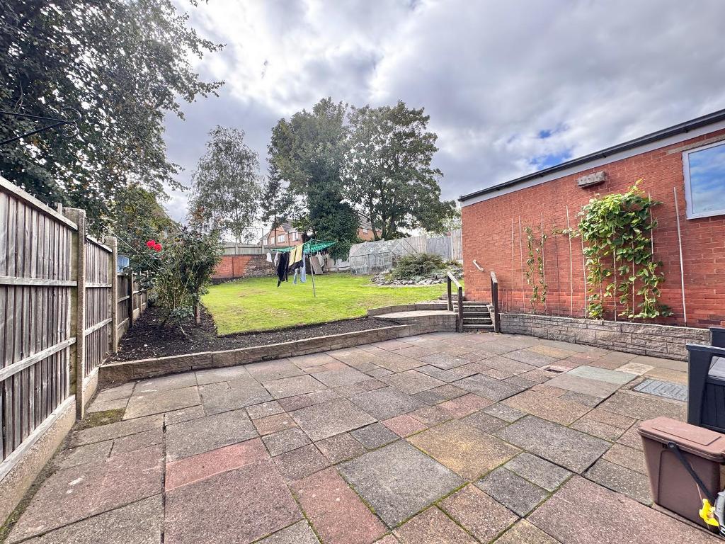 3 Bedroom Semi-Detached for Sale in West Bromwich, B71 2QQ