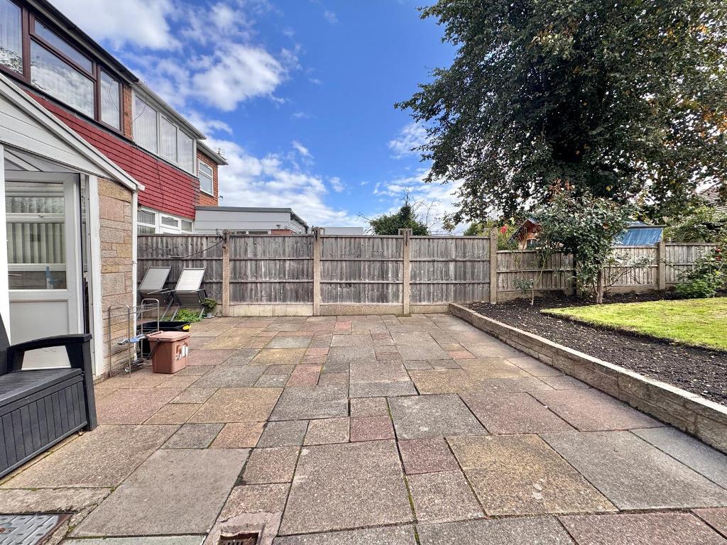3 Bedroom Semi-Detached for Sale in West Bromwich, B71 2QQ