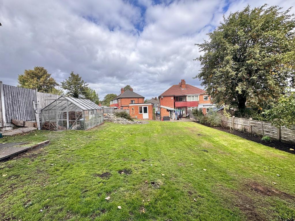 3 Bedroom Semi-Detached for Sale in West Bromwich, B71 2QQ