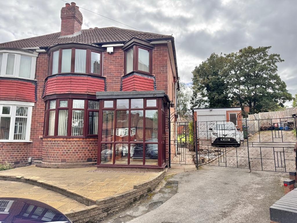 3 Bedroom Semi-Detached for Sale in West Bromwich, B71 2QQ