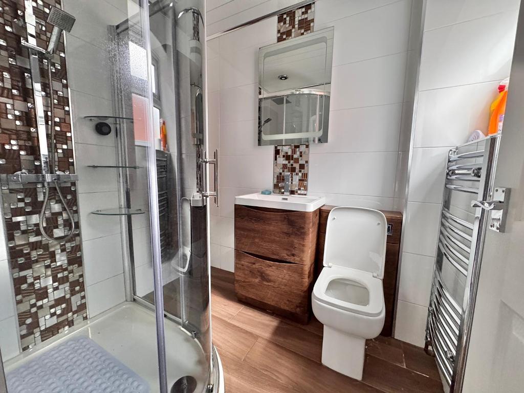 2 Bedroom Detached to Rent in West Bromwich, B70 7NZ
