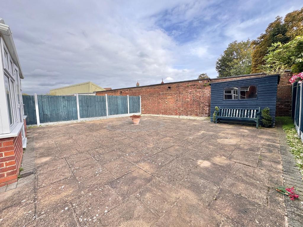 2 Bedroom Detached to Rent in West Bromwich, B70 7NZ