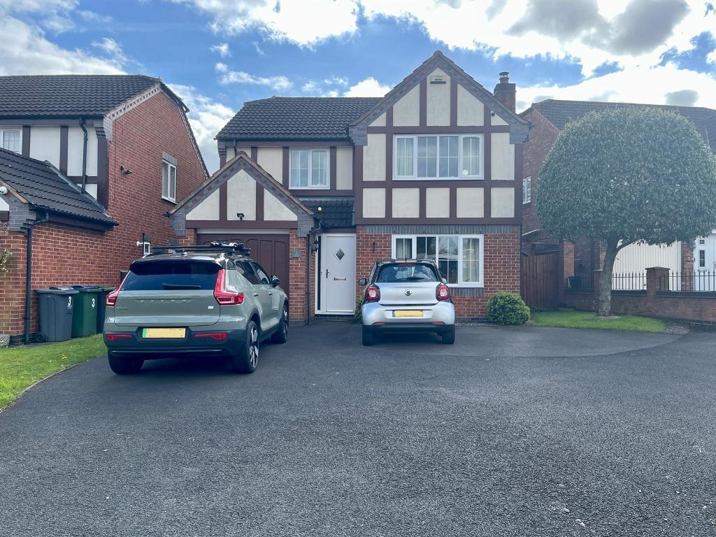 4 Bed Detached Property to Rent in Wednesbury, WS10 9UB