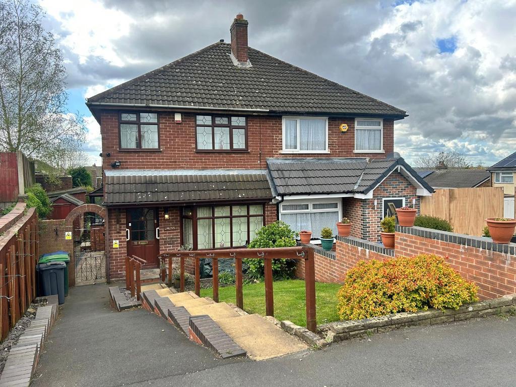 3 Bed Semi-Detached Property to Rent in West Bromwich, B70 0QZ