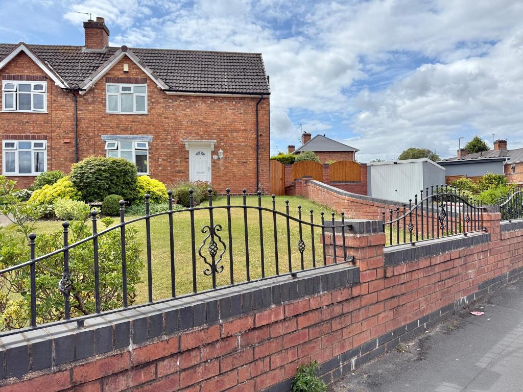Hales Road, Wednesbury, WS10 9BS