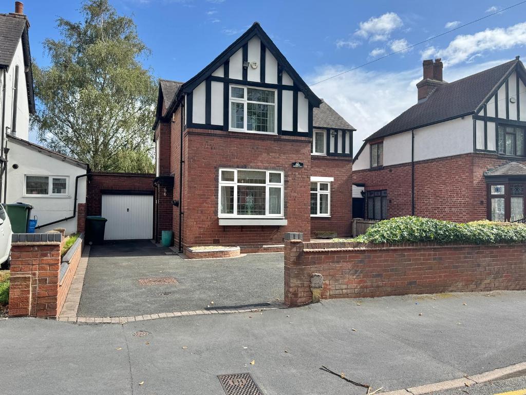 3 Bed Detached Property to Rent in West Bromwich, B71 4DJ