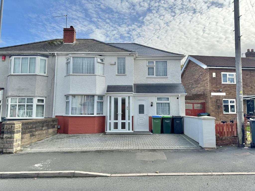 3 Bed Semi-Detached Property to Rent in West Bromwich, B71 2QL