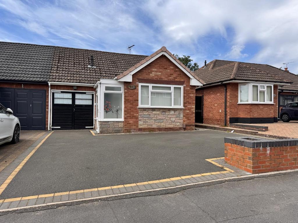 3 Bed Detached Property to Rent in West Bromwich, B71 3QG