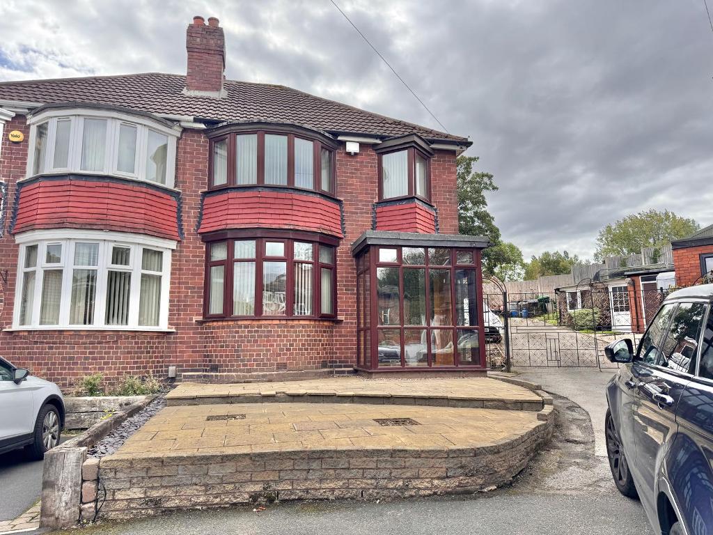3 Bed Semi-Detached Property to Rent in West Bromwich, B71 2QQ